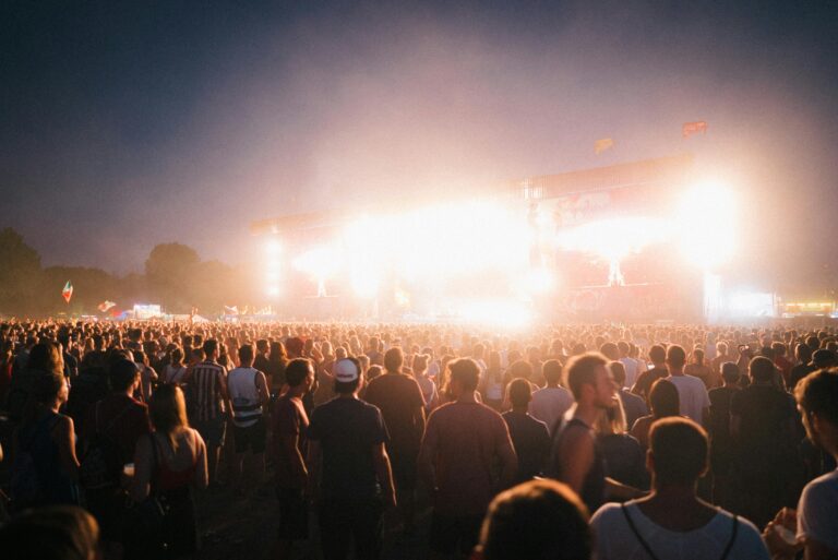 Der Sommer wird laut: So meisterst du dein erstes Festival als Drummer