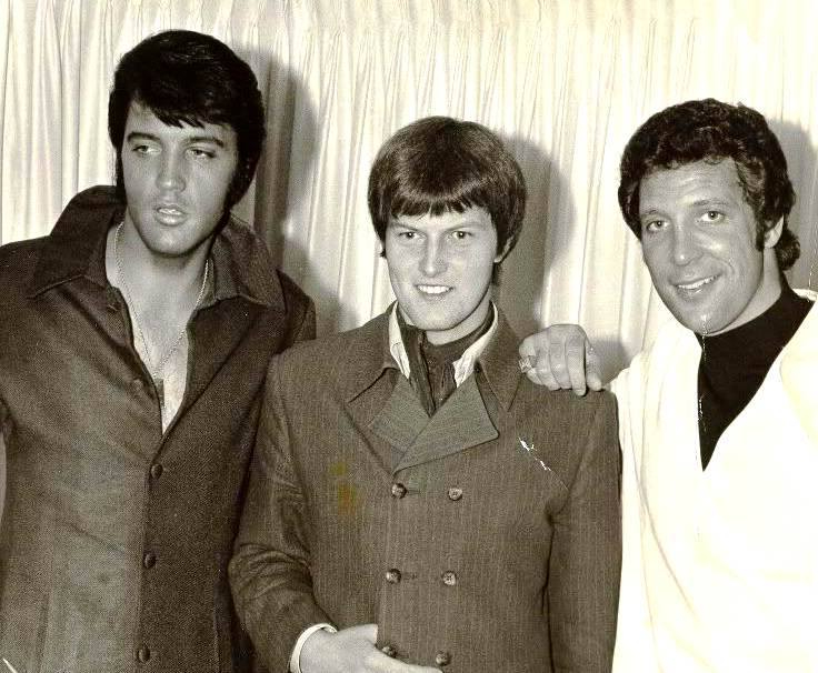 Chris Slade mit Elvis und Tom Jones