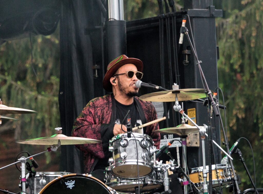 Drummer Anderson .Paak sitzt am Schlagzeug