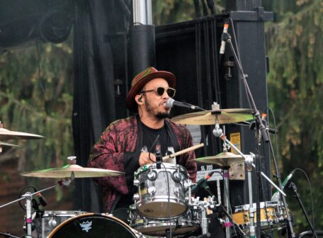 Drummer Anderson .Paak sitzt am Schlagzeug
