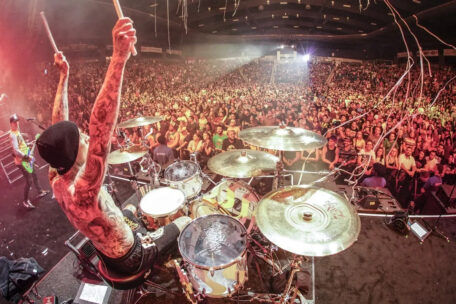 Travis Barker spielt Schlagzeug in einer Arena