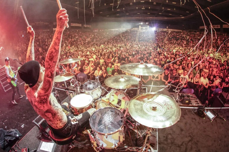 Travis Barker spielt Schlagzeug in einer Arena