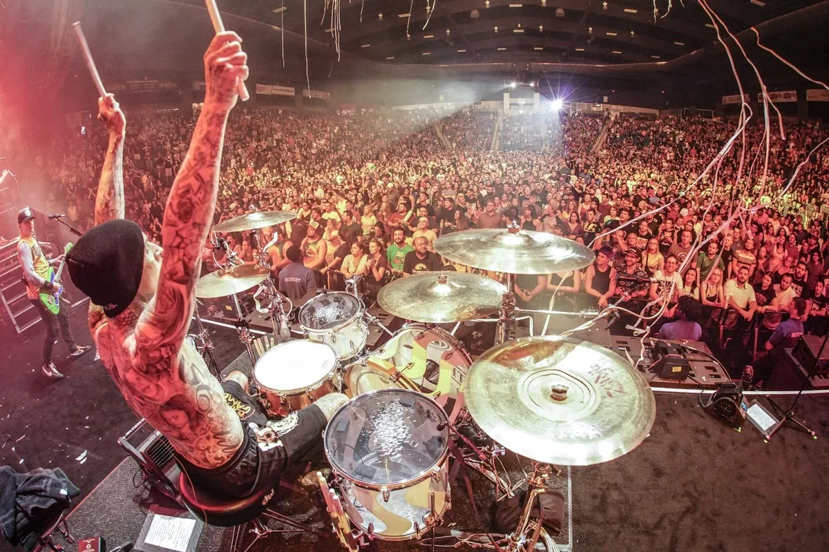 Travis Barker spielt Schlagzeug in einer Arena